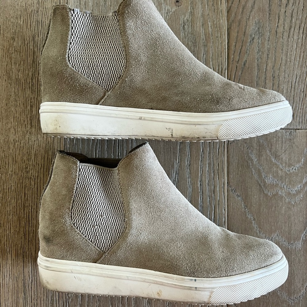 Steve Madden tan wedge sneaker